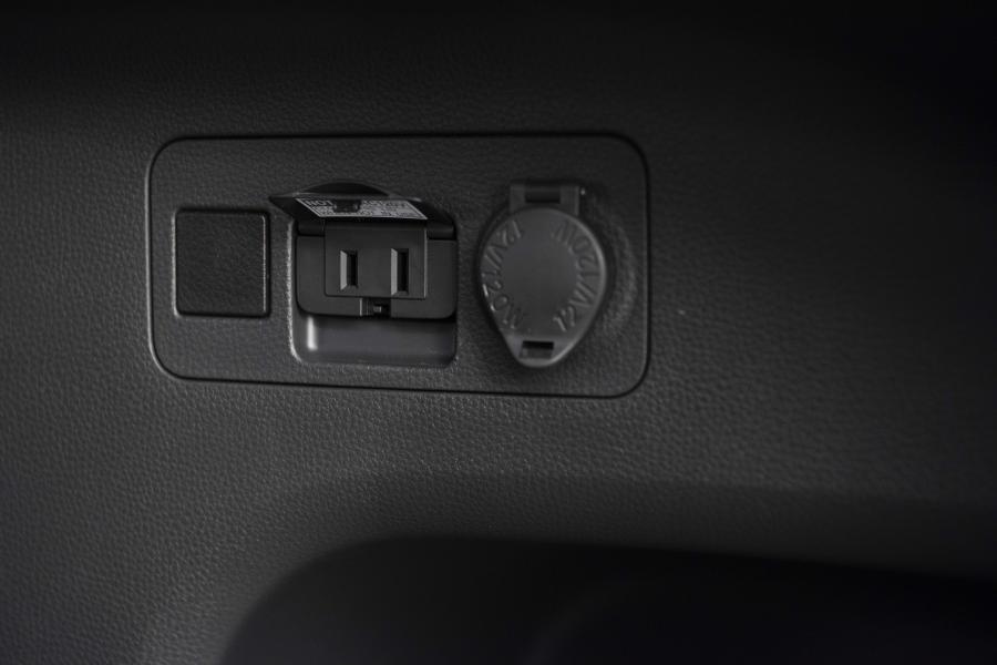 Детали интерьера Toyota RAV4 Adventure 2018 года  (NA) (фото 81 из 196)